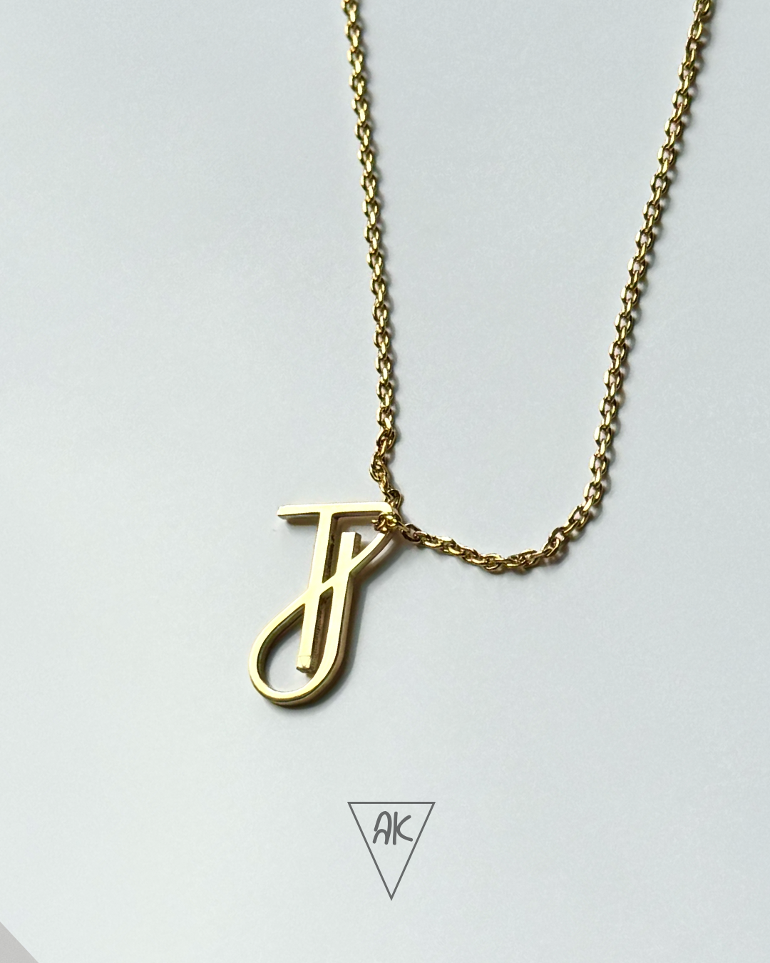 Pendentif initiales entrelacées en or 18k – bijou sur mesure pour couple
