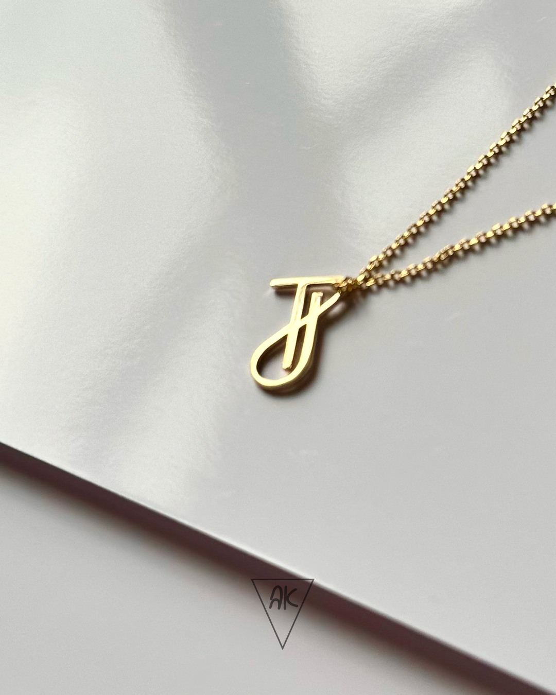 Pendentif initiales entrelacées en or 18k – bijou sur mesure pour couple