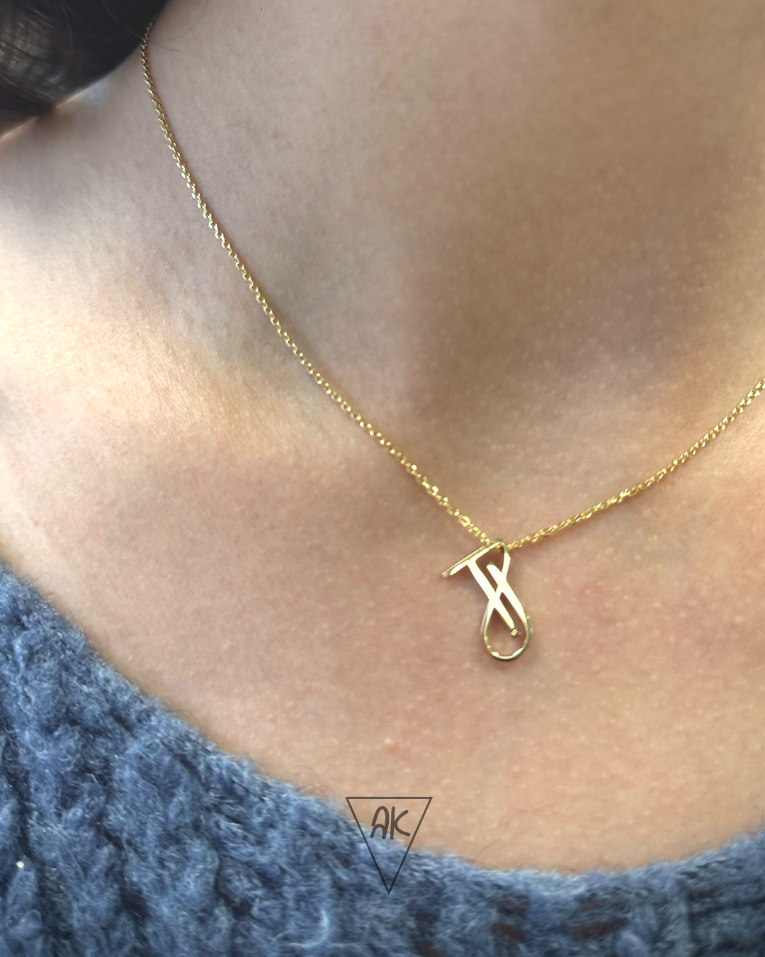 Pendentif initiales entrelacées en or 18k – bijou sur mesure pour couple