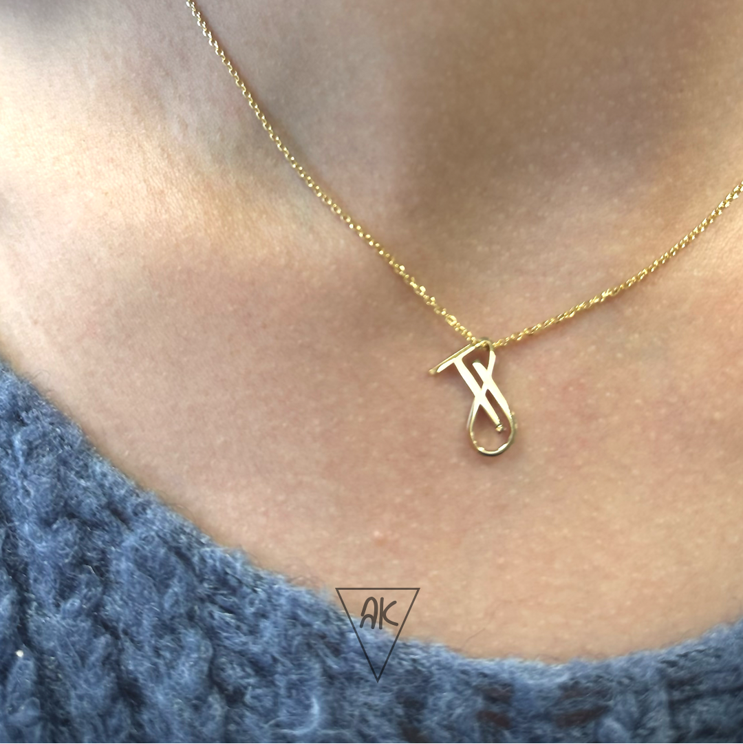 Pendentif initiales entrelacées en or 18k – bijou sur mesure pour couple