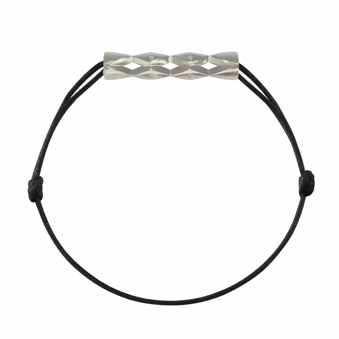 Bracelet Totem en or gris d'Aaron Kali, élégamment monté sur un cordon noir, un bijou bracelet en or blanc raffiné.