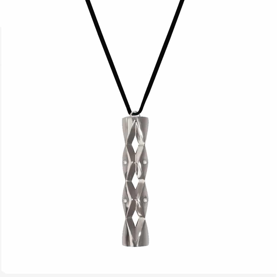 Collier Totem en or gris d'Aaron Kali, élégamment monté sur un cordon, un bijou collier en or raffiné.