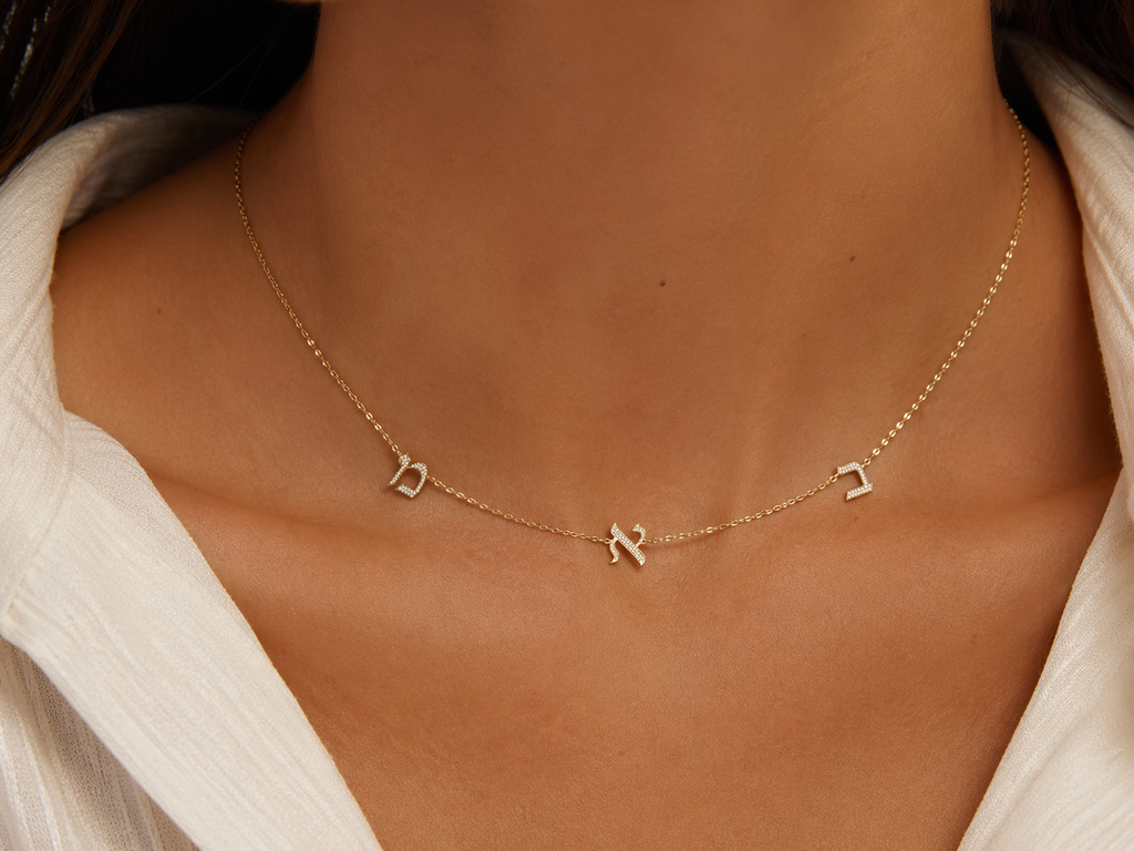 Quand un Pendentif Devient un Héritage : Cinq Histoires de Bijoux Hébreux qui ont Changé une Vie