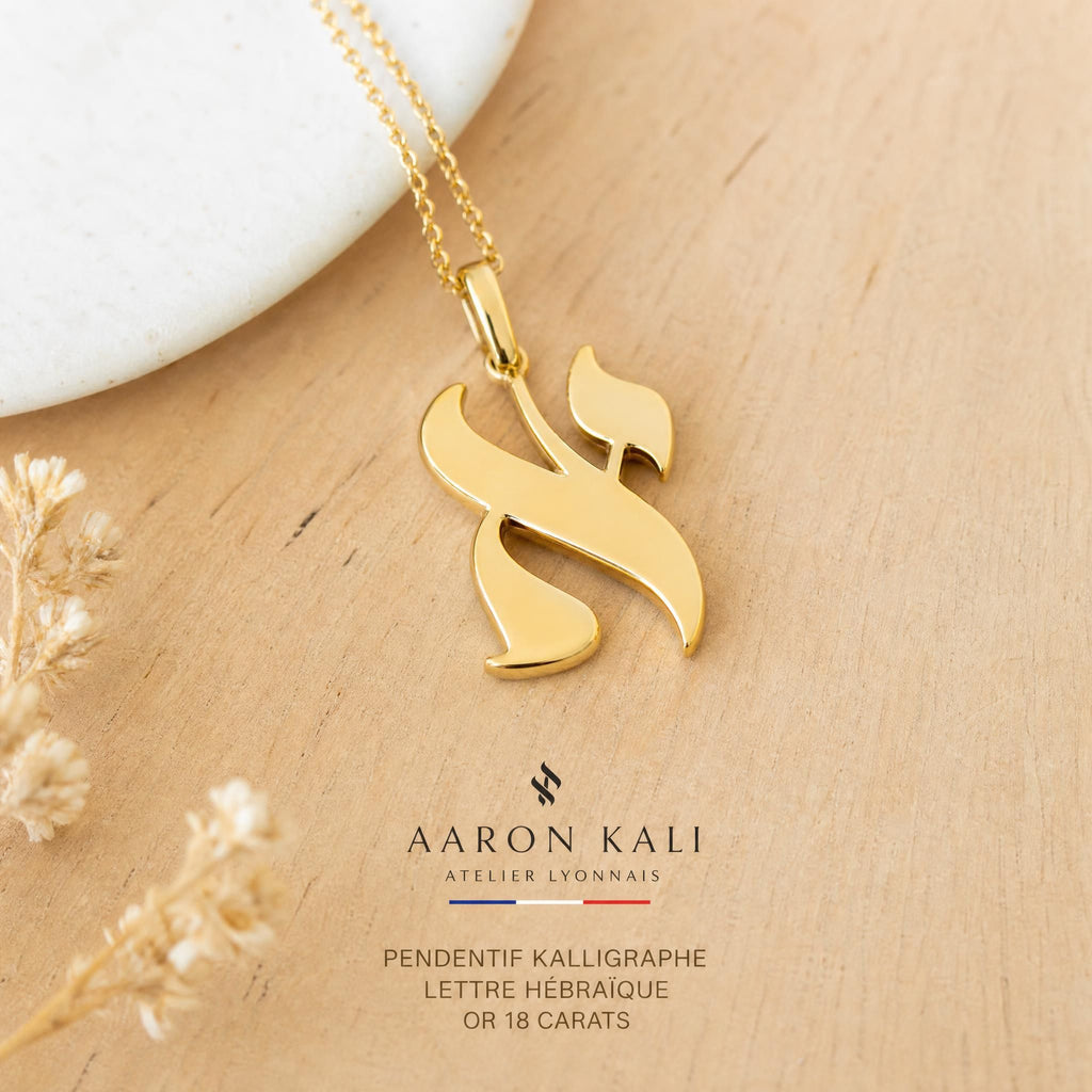 Ce bijou a changé leur histoire : quand un pendentif hébreu en or 18k devient objet de vie